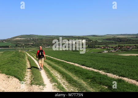 Walker sul South Downs National Park, verso Amberley town, Sussex, England, Regno Unito Foto Stock