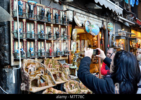 Figure per presepi, negozio di via San Gregorio Armeno - Napoli Foto Stock