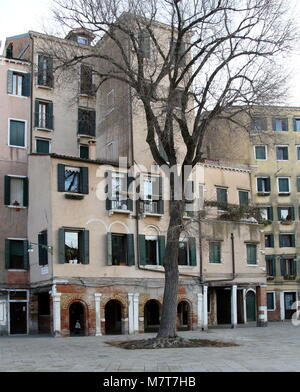 Venezia, Italia - 22 gennaio 2018. Edifici e albero in Campo del Ghetto Nuovo, la piazza centrale nel Ghetto ebraico. Foto Stock