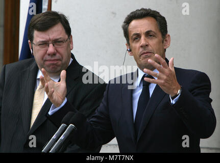 Il Presidente francese Nicolas Sarkozy e il Primo Ministro irlandese Brian Cowen parlare con i media al di fuori di edifici del governo di Dublino, lunedì 21 luglio 2008. Sarkozy ha incontrato i due principali leader dell'opposizione - Gael fine's Enda Kenny e lavoro di Eamon Gilmore e colloqui con i gruppi che si oppongono e supportato il Trattato di Lisbona. Foto/Paolo McErlane Foto Stock