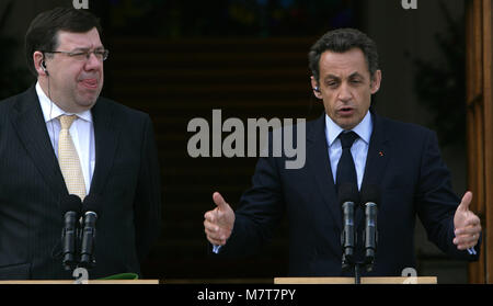 Il Presidente francese Nicolas Sarkozy e il Primo Ministro irlandese Brian Cowen parlare con i media al di fuori di edifici del governo di Dublino, lunedì 21 luglio 2008. Sarkozy ha incontrato i due principali leader dell'opposizione - Gael fine's Enda Kenny e lavoro di Eamon Gilmore e colloqui con i gruppi che si oppongono e supportato il Trattato di Lisbona. Foto/Paolo McErlane Foto Stock