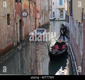 Venezia, Italia - 23 gennaio 2018. Guida gondoliere red gondola a Venezia, Italia Foto Stock