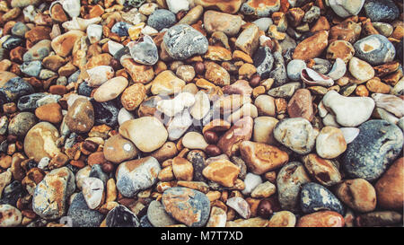 Ciottoli colorati sulla spiaggia di Brighton Foto Stock