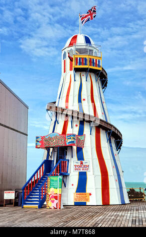 Un Helter-Skelter sul molo di Brighton. Foto Stock