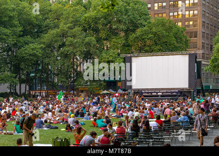 Le folle si sono riunite sul prato di Bryant Park, Manhattan, per il Bryant Park Film Festival all'aperto, un evento di proiezione cinematografica all'aperto a New York City Foto Stock