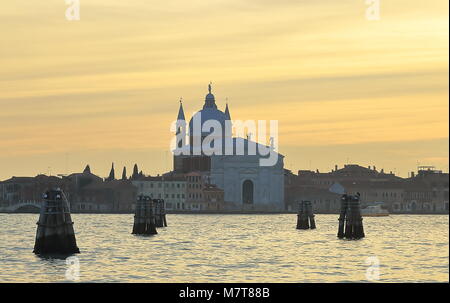 Venezia, Italia. Vista sulla Basilica del Santissimo Redentore sulla isola della Giudecca su sunset Foto Stock