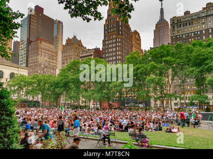 Le folle si sono riunite sul prato di Bryant Park, Manhattan, per il Bryant Park Film Festival all'aperto, un evento di proiezione cinematografica all'aperto a New York City Foto Stock