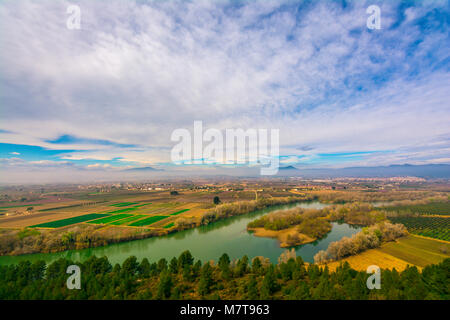 Il fiume Ebro, Spagna, passando vicino a Mora la Nova e Mora d'Ebre Foto Stock