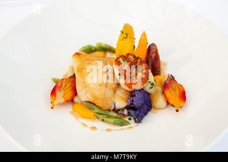 Filetto di pesce con una dentellatura e servita con verdure Foto Stock