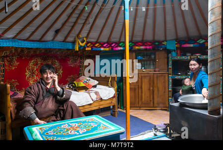 Hatgal, Mongolia, 3 Marzo 2018: famiglia mongola nella loro home ger, madre allattare al seno il suo bambino Foto Stock