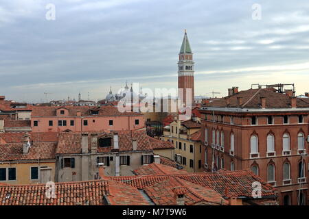 Venezia, Italia. Vista dal Palazzo Contarini del Bovolo - Fondo di architettura Foto Stock