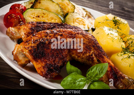 Pollo alla brace gamba con patate lesse e verdure Foto Stock