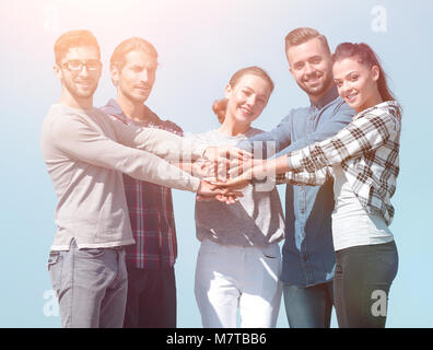 Un gruppo di giovani mostra la loro unità. Foto Stock