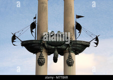 Caravel di Cristoforo Colombo raffigurato sul suo monumento a Siviglia Foto Stock