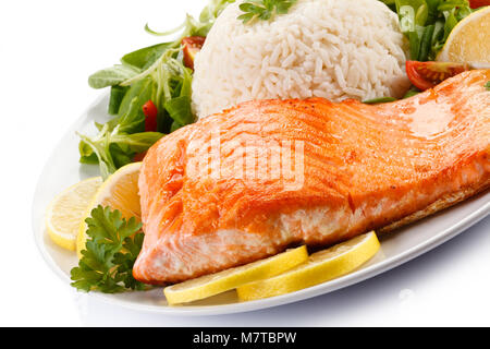 Salmone alla griglia, riso in bianco e verdure Foto Stock