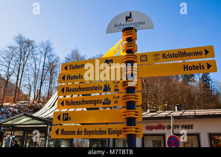 Schwangau, Germania - 4 Marzo 2018: informazioni turistiche firmare al famoso Castello di Neuschwanstein nelle alpi bavaresi della Germania. Foto Stock