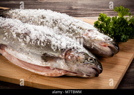 Crudo fresco trote sul bordo di taglio Foto Stock