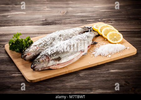 Crudo fresco trote sul bordo di taglio Foto Stock