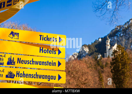 Schwangau, Germania - 4 Marzo 2018: informazioni turistiche firmare al famoso Castello di Neuschwanstein nelle alpi bavaresi della Germania. Foto Stock