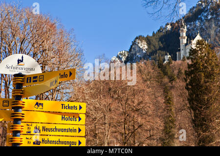 Schwangau, Germania - 4 Marzo 2018: informazioni turistiche firmare al famoso Castello di Neuschwanstein nelle alpi bavaresi della Germania. Foto Stock