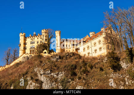 Schwangau, Germania - 4 Marzo 2018: informazioni turistiche firmare al famoso Castello di Hohenschwangau nelle alpi bavaresi della Germania. Foto Stock