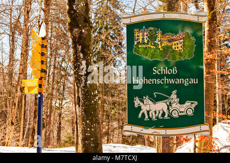 Schwangau, Germania - 4 Marzo 2018: informazioni turistiche firmare al famoso Castello di Neuschwanstein nelle alpi bavaresi della Germania. Foto Stock