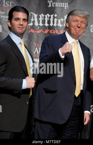 NEW YORK - Giugno 03: Donald Trump Jr. partecipa a una conferenza stampa per annunciare ufficialmente l'Afflizione M-1 globale 'Trilogy' al Trump Tower il 3 giugno 2009 a New York City People: Donald Trump Foto Stock