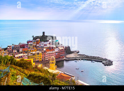 Vernazza village, antenna vista panoramica. Parco Nazionale delle Cinque Terre Liguria Italia Europa. Foto Stock