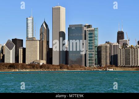 Chicago, Illinois, Stati Uniti d'America. Una porzione sullo skyline di Chicago come si vede dal Museo del Campus appena a sud del centro cittadino su un luminoso fine giornata invernale. Foto Stock