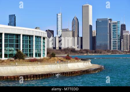 Chicago, Illinois, Stati Uniti d'America. Il Shedd Aquarium, a sinistra, (formalmente il John G. Shedd Aquarium) in Chicago situato appena a sud della città di loop. Foto Stock