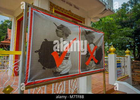 AYUTTHAYA, Thailandia, febbraio 08, 2018: Close up della veduta esterna di consulenza di immagine, come utilizzare uno zaino fopr più segurity, all'interno di Wat Mahathat. Al parco storico di Ayutthaya Foto Stock