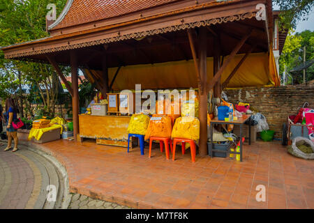 AYUTTHAYA, Thailandia, febbraio 08, 2018: veduta esterna del giallo tessuti all'interno di sacchetti di plastica in un mercato di legno in costruzione al parco storico di Ayutthaya in Thailandia Foto Stock