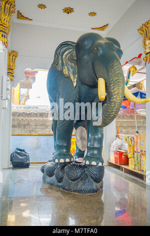 AYUTTHAYA, Thailandia, febbraio 08, 2018: vista interna di elefante e denocciolate all'interno di un edificio nel parco storico di Ayutthaya Foto Stock