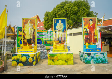 AYUTTHAYA, Thailandia, febbraio 08, 2018: Outdoor View di enormi manifesti di molti politici o di imperatori situato nella strada, vicino a Wat Pra Si Sanphet in Thailandia Foto Stock