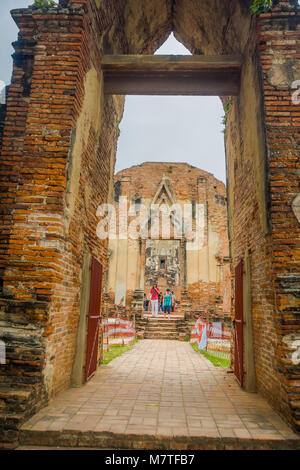 AYUTTHAYA, Thailandia, febbraio 08, 2018: Unidentified gente camminare presso la centrale di pagoda di Wat Ratchaburana durante il restauro Foto Stock