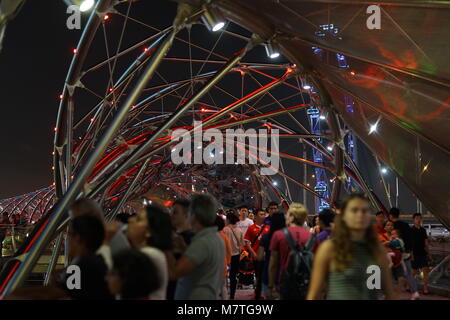 Persone su occupato helix bridge. Foto Stock
