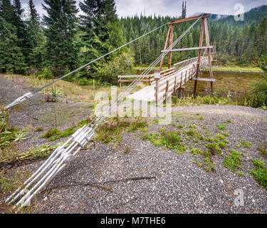 Ponte sospeso sul fiume Lochsa, per l'accesso a piedi e a cavallo, Northwest Passage Scenic Byway, Clearwater National Forest, Idaho, USA Foto Stock