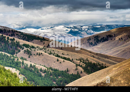 Nuvole pesanti, Lemhi Mountain Range da Lewis e Clark Backcountry Byway vicino Lemhi Pass in Beaverhead montagne, gamma Bitterroot, Idaho, Stati Uniti d'America Foto Stock