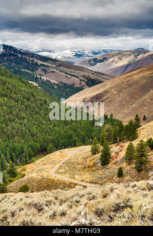 Nuvole pesanti, Lemhi Mountain Range da Lewis e Clark Backcountry Byway vicino Lemhi Pass in Beaverhead montagne, gamma Bitterroot, Idaho, Stati Uniti d'America Foto Stock