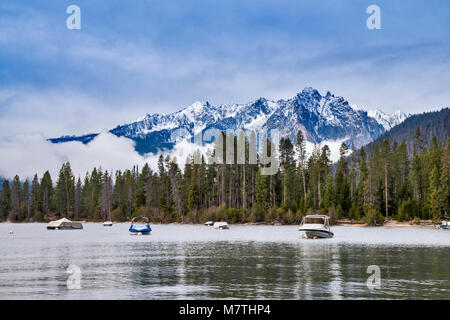 Heyburn Montagna di oltre il Lago di sebaste, barche ormeggiate nel tardo autunno, Sawtooth Mountains, a denti di sega Natl Recreation Area, vicino a Stanley, Idaho, Stati Uniti d'America Foto Stock