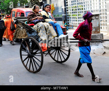 Tirata a mano rickshaw nelle strade di Calcutta. Foto Stock