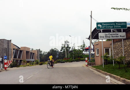 Avvicinando il confine congolese in Ruanda. Foto Stock