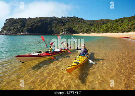 Kayakers, Te Pukatea Bay, il Parco Nazionale Abel Tasman Nelson Regione, Isola del Sud, Nuova Zelanda Foto Stock