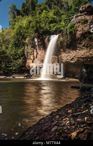 Heo Suwat acqua caduta nel Parco Nazionale di Khao Yai , della Thailandia Foto Stock