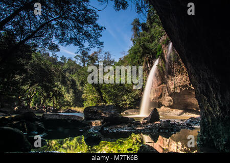 Heo Suwat acqua caduta nel Parco Nazionale di Khao Yai , della Thailandia Foto Stock