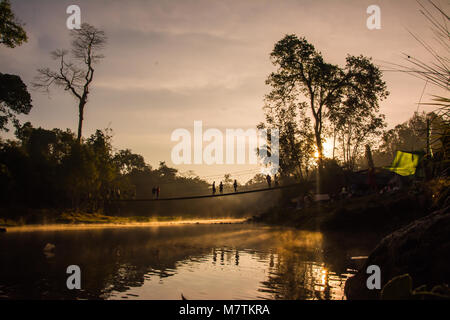 Paesaggio di sospensione ponte alla mattina il tempo , al Parco Nazionale Khao Yai Thailandia . Foto Stock