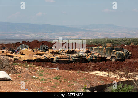 (180312) -- AFRIN (Siria), 12 marzo 2018 (Xinhua) -- Foto scattata il 12 marzo 2018 mostra turco veicoli corazzati distribuito nei pressi del centro città di Siria Afrin del. Militare turco e il suo alleato il libero esercito siriano fatto rapidi progressi durante il suo funzionamento in Siria la regione Afrin lunedì, a solo 1,5 km di distanza dal centro della città e statali Anadolu agenzia riferito. (Xinhua) Foto Stock