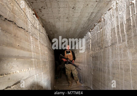 (180312) -- AFRIN (Siria), 12 marzo 2018 (Xinhua) -- un libero esercito siriano (FSA) soldato è visto in un tunnel in Afrin, Siria settentrionale, il 12 marzo 2018. Militare turco e il suo alleato il libero esercito siriano fatto rapidi progressi durante il suo funzionamento in Siria la regione Afrin lunedì, a solo 1,5 km di distanza dal centro della città e statali Anadolu agenzia riferito. (Xinhua) Foto Stock