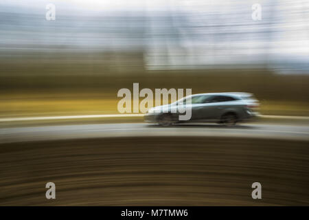 Marzo 12, 2018 - Wielkopolska, Polonia - auto sulla strada. (Credito Immagine: © Dawid Tatarkiewicz via ZUMA filo) Foto Stock