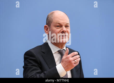 (180312) -- BERLIN, 12 marzo 2018 (Xinhua) -- Interim socialdemocratici tedeschi (SPD) leader Olaf Scholz assiste ad una conferenza stampa a Berlino, capitale della Germania, il 12 marzo 2018. Il leader dei democratici cristiani Unione (CDU), Christian Unione Sociale (CSU) e socialdemocratici tedeschi (SPD) ha evidenziato le priorità chiave della Germania del nuovo governo federale di lunedì. (Xinhua/Shan Yuqi) Foto Stock